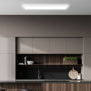 LED-Paneel in moderner Küche von unten betrachtet, eingebaut in die Decke, sorgt für gleichmäßige Beleuchtung.