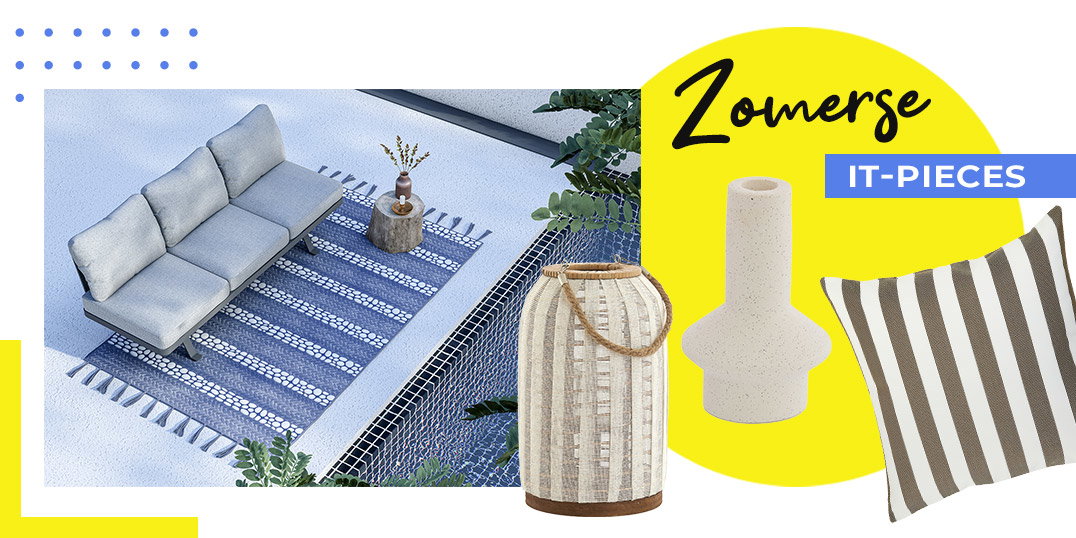 Moderne loungesetting bij het zwembad met een blauw buitenkleed, lantaarn, keramische vaas en gestreept sierkussen voor een zomerse uitstraling.