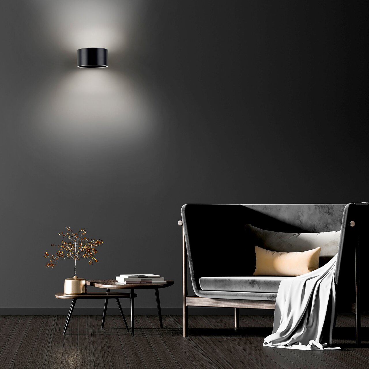 Moderne wandlamp PURE CLIPSE in zwart, gemonteerd op een donkere muur, met indirecte verlichting naar boven en beneden, in een stijlvolle woonkamer.