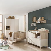 Moderner, vierteiliger Kleiderschrank in einem stilvoll eingerichteten Kinderzimmer, seitliche Perspektive.