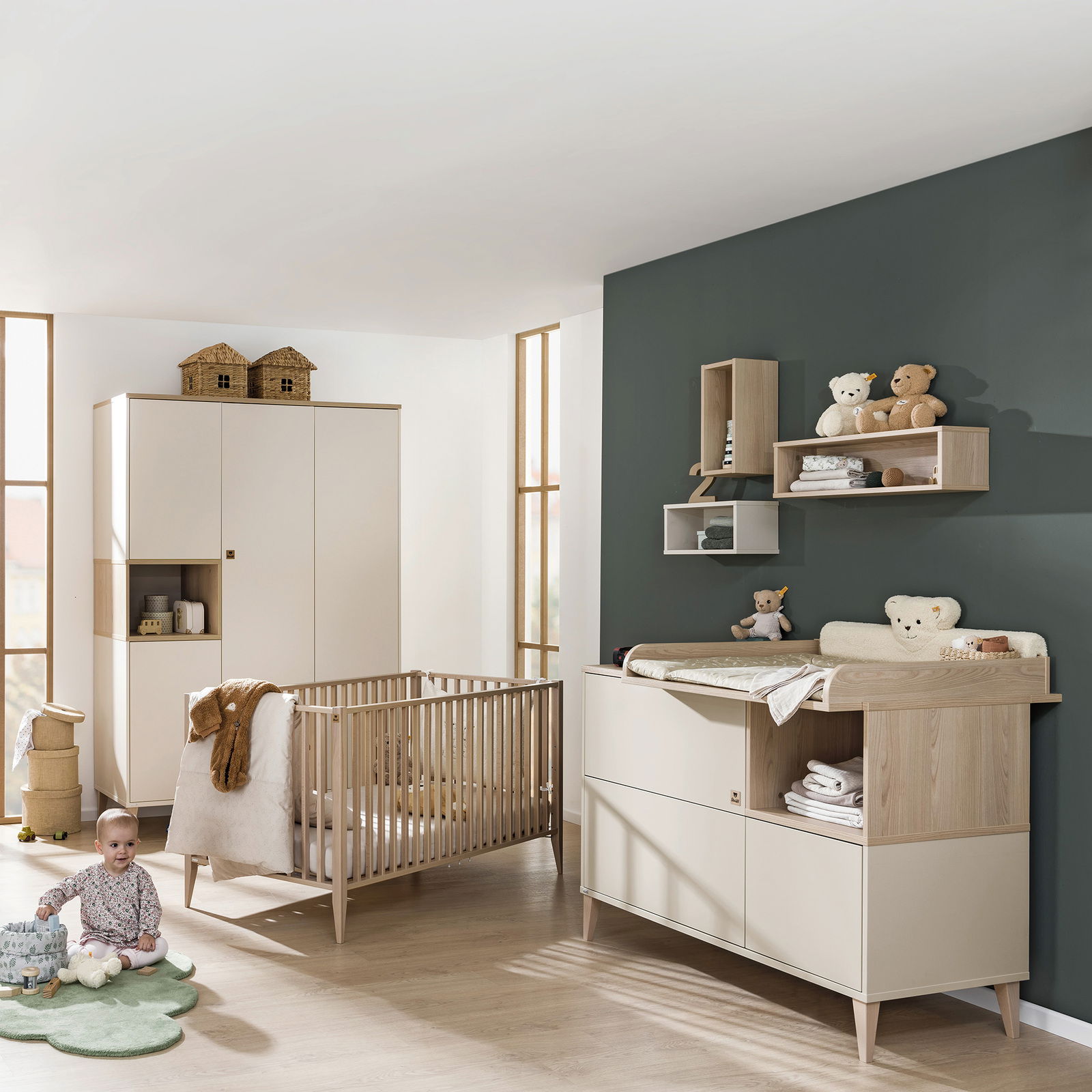 Moderner, vierteiliger Kleiderschrank in einem stilvoll eingerichteten Kinderzimmer, seitliche Perspektive.