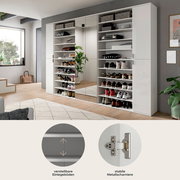 Moderne Garderobenkombination mit verstellbaren Einlegeböden und stabilen Metallscharnieren, frontal abgebildet. Enthält offene Regale für Schuhe und Accessoires sowie Spiegeltüren.