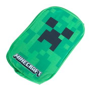 Grüner Minecraft-Rucksack mit Creeper-Gesicht und Minecraft-Logo, schräg von oben in Frontansicht fotografiert