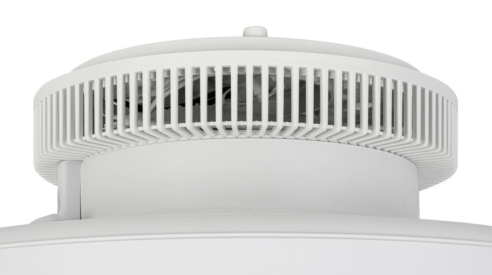 Nahaufnahme eines weißen Deckenventilators von unten betrachtet