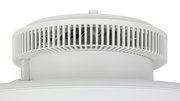 Nahaufnahme eines weißen Deckenventilators von unten betrachtet