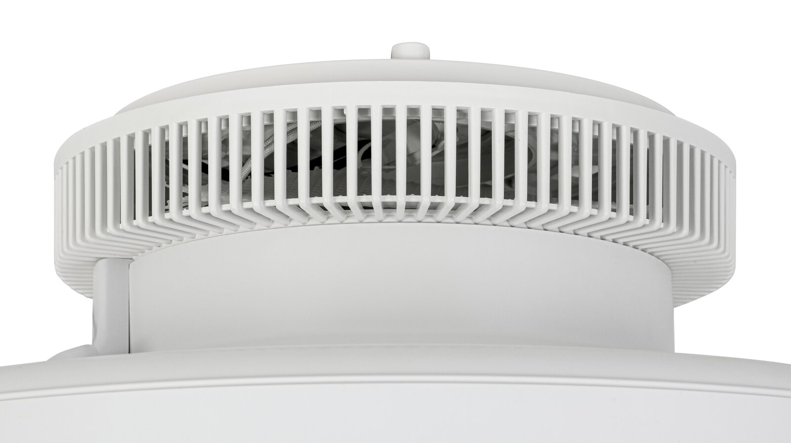 Nahaufnahme eines weißen Deckenventilators von unten betrachtet