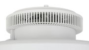 Close-up van een witte plafondventilator, van onderaf gezien