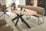 Moderne Esszimmer-Szene mit ovalem Holztisch und beiger Sitzbank, seitliche Perspektive