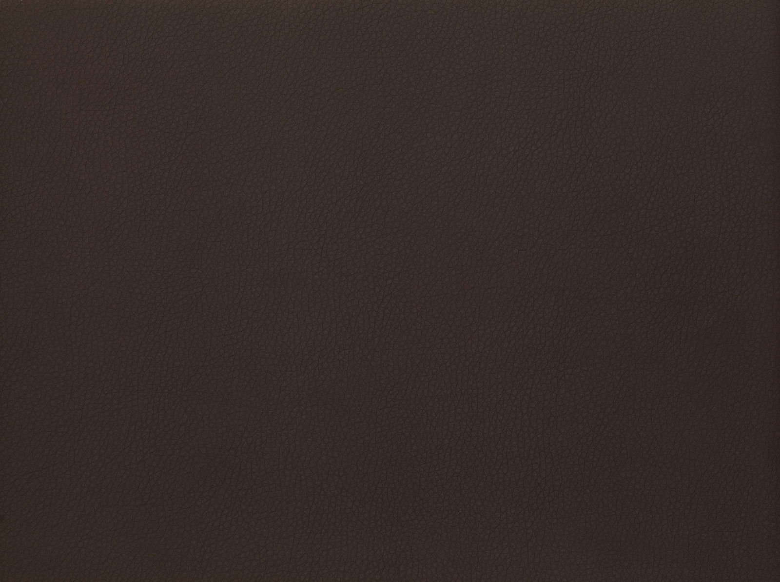 Nahaufnahme von dunkelbraunem Lederbezug mit feiner Struktur, Draufsicht