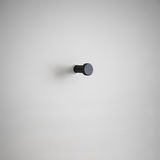 Schwarzer Wandhaken auf weißem Hintergrund, seitliche Perspektive