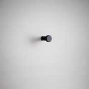 Schwarzer Wandhaken auf weißem Hintergrund, seitliche Perspektive