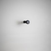 Schwarzer Wandhaken auf weißem Hintergrund, seitliche Perspektive