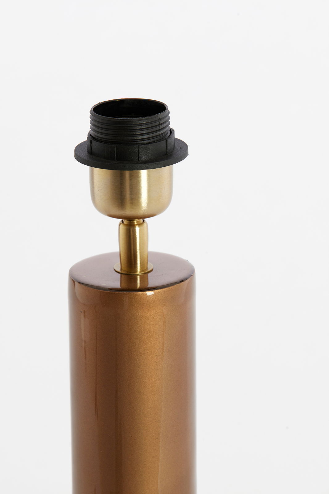 Nahaufnahme eines bronzefarbenen Lampenfußes mit goldener Fassung, seitliche Perspektive.
