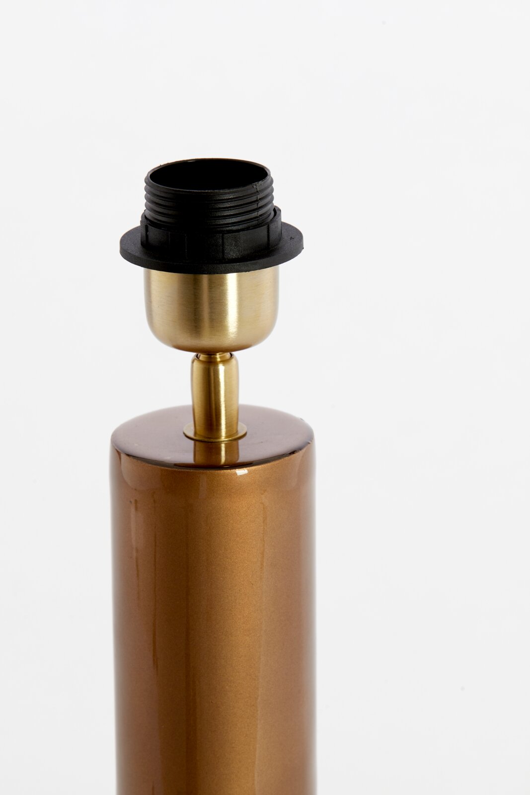 Close-up van een bronskleurige lampvoet met gouden fitting, gezien vanaf de zijkant.