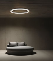 Moderne plafondlamp PURE-LINES van Paul Neuhaus, cirkelvormig en minimalistisch, gemonteerd aan het plafond van een stijlvolle ruimte, gezien van onderaf.