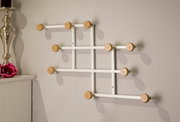 Moderner Garderobenhaken mit mehreren Holzknöpfen an einer weißen Metallstruktur, seitliche Perspektive.