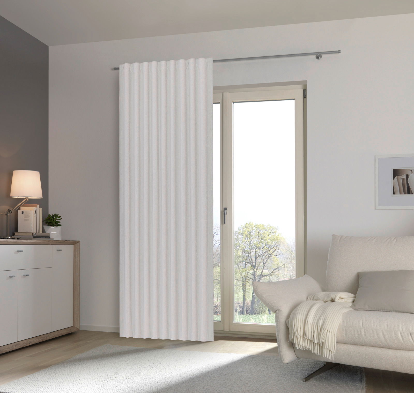 Esposa Fertigvorhang 140x245cm Moderner weißer Fertigvorhang in einem stilvollen Wohnzimmer, seitliche Perspektive.