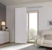 Moderner weißer Fertigvorhang in einem stilvollen Wohnzimmer, seitliche Perspektive.
