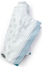 Rolle von weißen Müllbeuteln mit blauen Akzenten, aus der Vogelperspektive fotografiert.