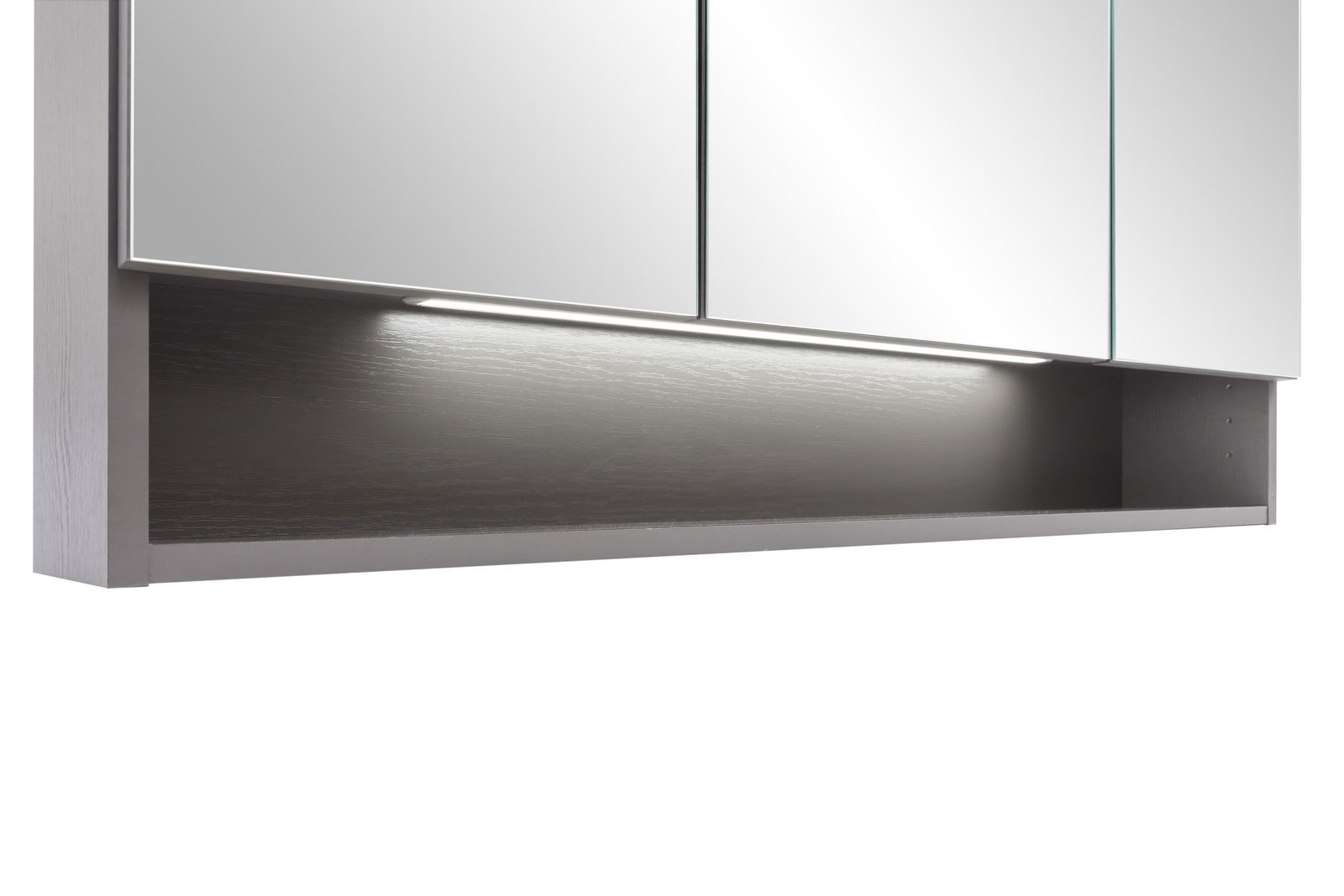 Moderner Spiegelschrank mit integrierter Beleuchtung, seitliche Perspektive