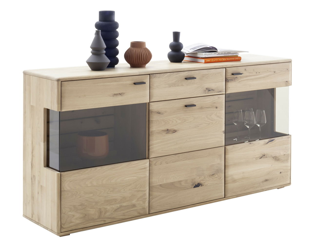 Sideboard aus hellem Holz mit Glasfronten, dekoriert mit Vasen und Büchern, seitliche Perspektive