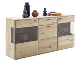 Sideboard aus hellem Holz mit Glasfronten, dekoriert mit Vasen und Büchern, seitliche Perspektive