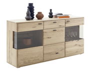 Sideboard aus hellem Holz mit Glasfronten, dekoriert mit Vasen und Büchern, seitliche Perspektive