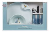 Kindergeschirr-Set Mio 6-tlg. von Mepal in blauer Verpackung, bestehend aus Teller, Schüssel, Becher und Besteck mit Segelboot-Motiv, Vorderansicht