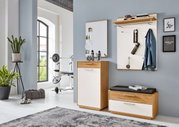 Moderne halmeubelset in eikenlook en wit met spiegelkast, wandkapstok met hoedenplank en zitbank met lade, gefotografeerd frontaal in een lichte hal/woonruimte