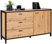 Sideboard aus Holz mit drei Schubladen und einer Tür, dekoriert mit Pflanzen, Kameras und Büchern, aus einer leicht seitlichen Perspektive.