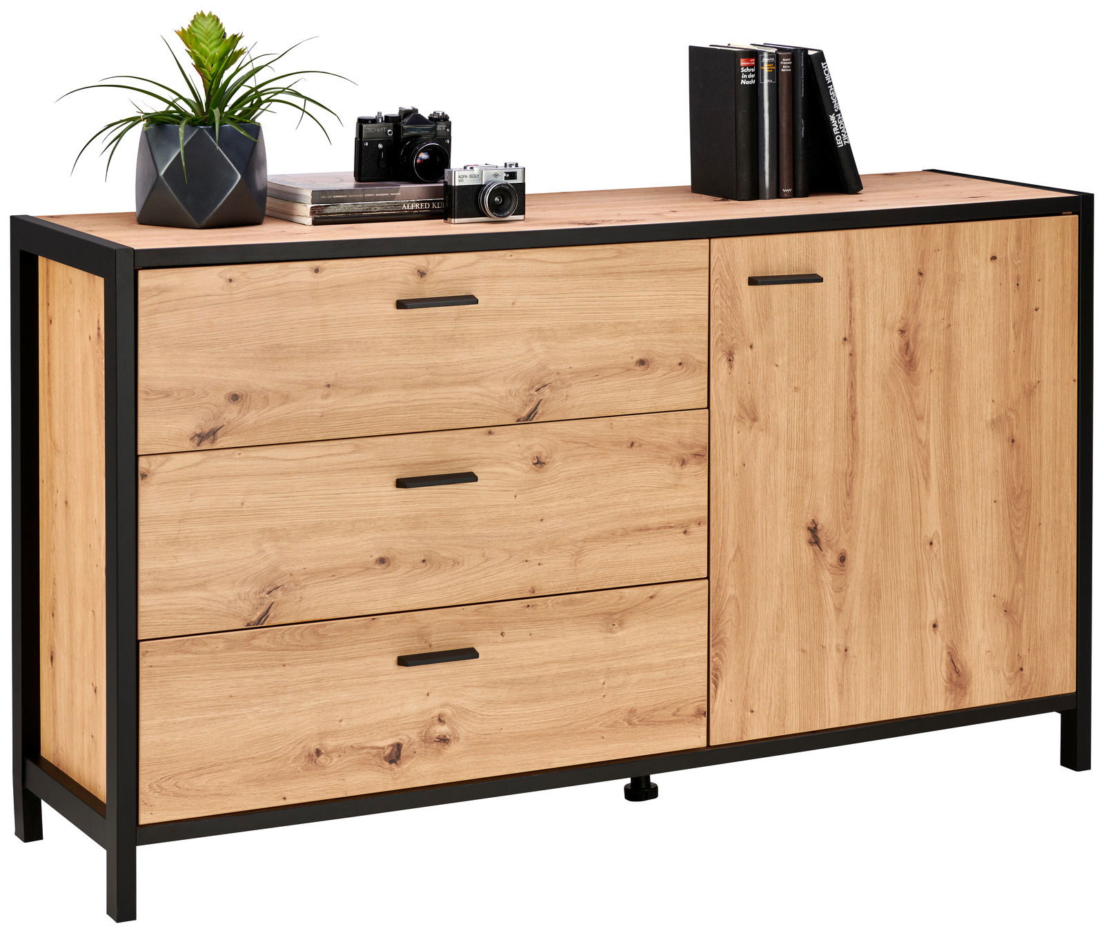 Sideboard aus Holz mit drei Schubladen und einer Tür, dekoriert mit Pflanzen, Kameras und Büchern, aus einer leicht seitlichen Perspektive.