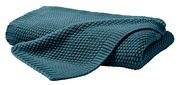 Gefaltete Strickdecke in Petrolfarbe, Nahaufnahme