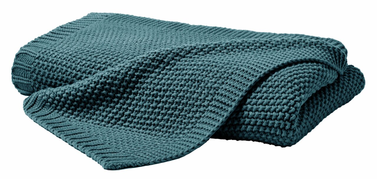 Zurbrüggen Decke 130x170cm Gefaltete Strickdecke in Petrolfarbe, Nahaufnahme