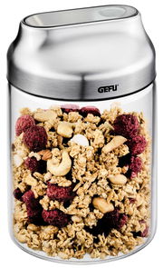 Vorratsdose aus Glas mit Edelstahl-Deckel, gefüllt mit Müsli, aus der Vorderansicht