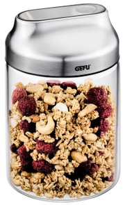 Glazen voorraadpot met roestvrijstalen deksel, gevuld met muesli, gezien van voren