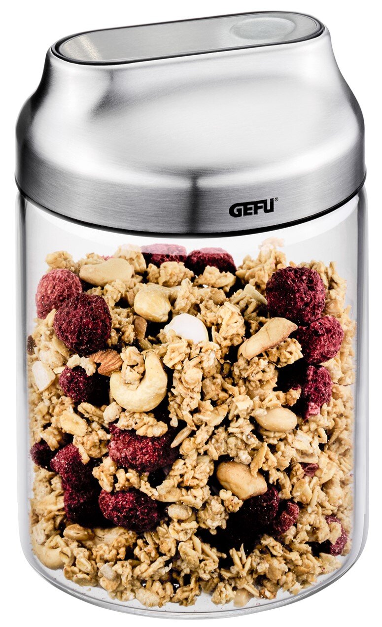 Glazen voorraadpot met roestvrijstalen deksel, gevuld met muesli, gezien van voren