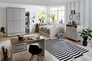 Moderne tienerkamer met een kast met draaideuren, een bureau, een bed en planken in een lichte, gezellige sfeer. Perspectief: vooraanzicht van de hele kamer.