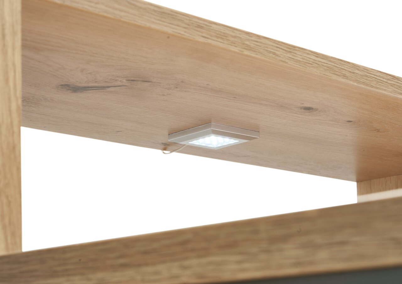 Nahaufnahme eines Holzregals mit integrierter LED-Beleuchtung, von unten betrachtet.