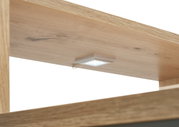 Nahaufnahme eines Holzregals mit integrierter LED-Beleuchtung, von unten betrachtet.