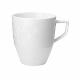 Weiße Tasse mit Henkel, seitliche Perspektive, dezentes Muster