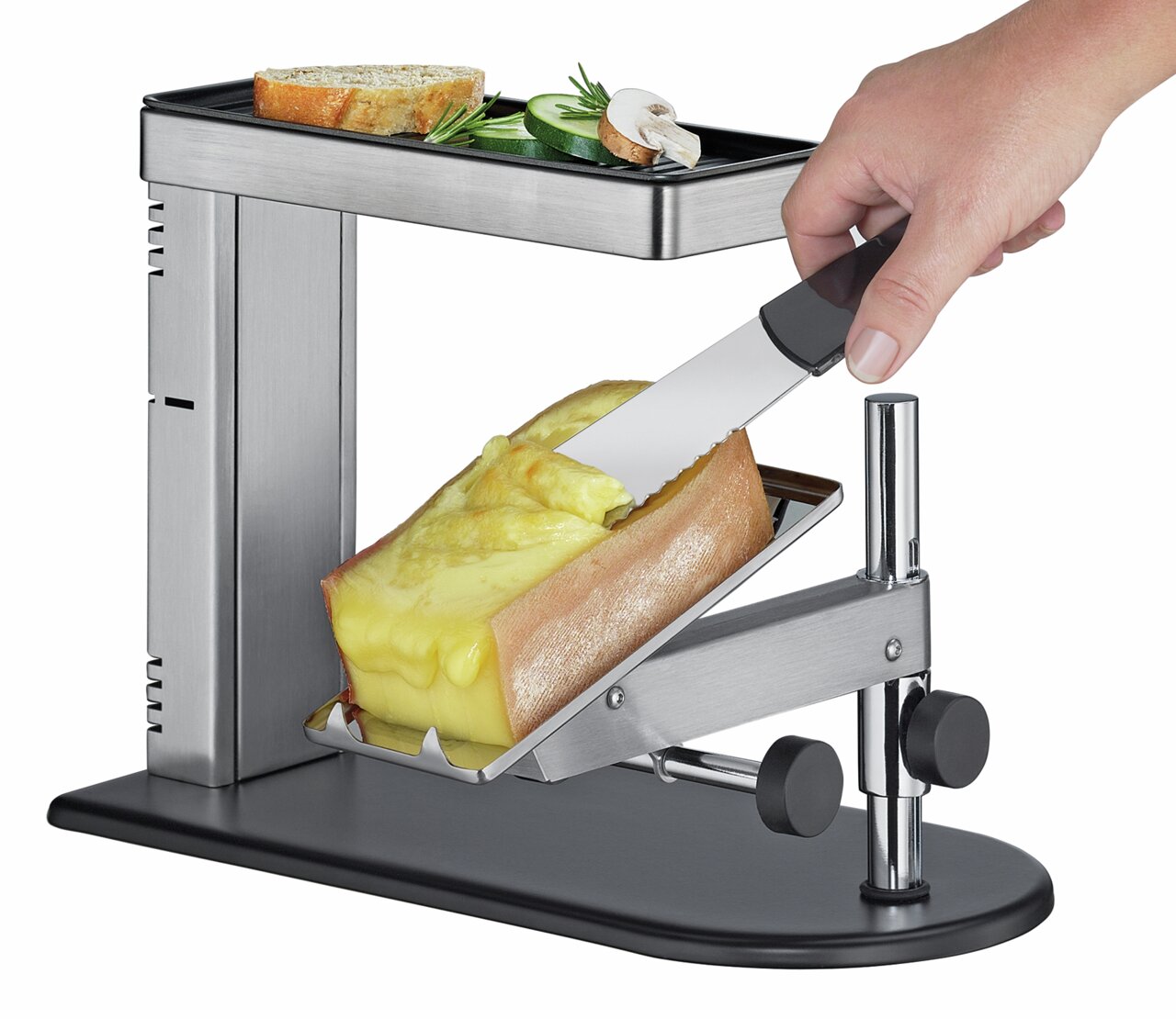 Raclette Ofen aus Edelstahl mit geschmolzenem Käse auf Brot, seitliche Perspektive