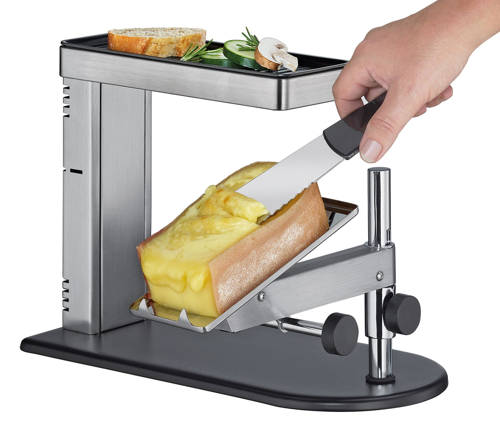 Raclette Ofen aus Edelstahl mit geschmolzenem Käse auf Brot, seitliche Perspektive