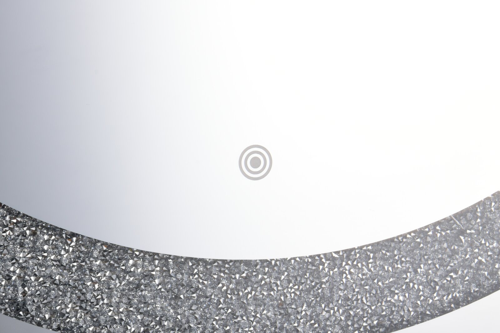 Runder Spiegel mit glitzerndem, facettiertem Kristallrahmen in Silberoptik, Detailansicht von vorne mit sichtbarem Touch-Symbol in der Mitte.