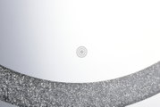 Runder Spiegel mit glitzerndem, facettiertem Kristallrahmen in Silberoptik, Detailansicht von vorne mit sichtbarem Touch-Symbol in der Mitte.
