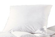 Weißes Kopfkissen Polarstern 15 in Nahaufnahme, leicht von der Seite fotografiert, mit sichtbarem Etikett.