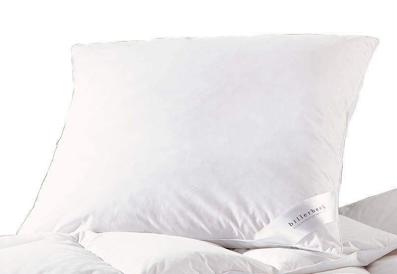 Weißes Kopfkissen Polarstern 15 in Nahaufnahme, leicht von der Seite fotografiert, mit sichtbarem Etikett.