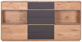 Frontale Ansicht eines modernen, zweifarbigen Sideboards mit zwei Türen und offenen Fächern, aus Holz und dunklen Elementen.