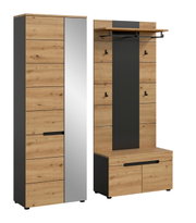 Moderne Garderobenmöbel in Eiche-Optik mit schwarzen Akzenten: links hoher Schrank mit Spiegel-Front, rechts Garderobenpaneel mit Hutablage, Kleiderstange, Haken und Schuhbank mit Stauraum, gezeigt in frontaler Ansicht mit leichter Seitenperspektive.