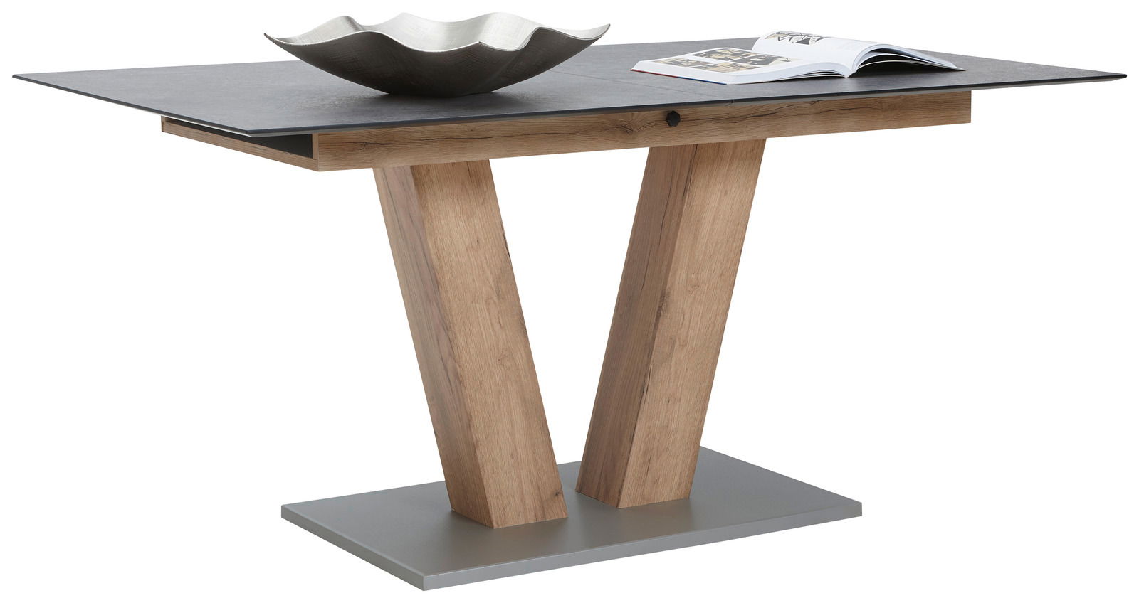 Moderner Esstisch mit Holzbeinen in V-Form und dunkler Tischplatte, seitliche Perspektive