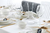 Elegante Tischdekoration mit der Servierschale Skagen 18cm, umgeben von Weingläsern und Besteck auf einem festlich gedeckten Tisch, seitliche Perspektive.